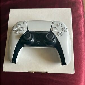 Play Station 5 Sony DualSense Controller - Black and White